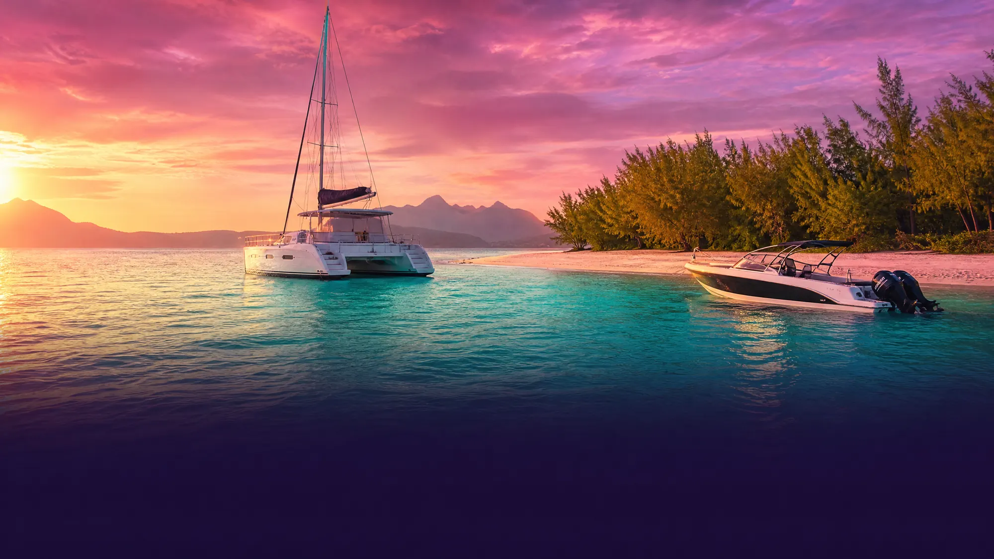 Explorez le lagon de la côte est de Maurice lors d'une excursion à la journée en catamaran ou en vedette rapide. Les excursions incluent le snorkeling, une visite de cascade et un barbecue à la plage.