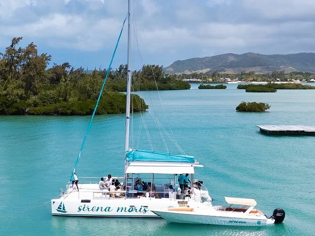 Un catamaran et une vedette rapide ancrés dans un magnifique lagon tropical.